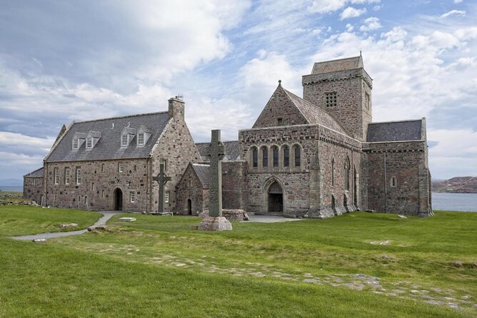 4-Day Magical Mull, Iona & West Highlands Small-Group Tour from Edinburgh - Inveraray and Luss: finishing with castles, lochs, and easy strolling
