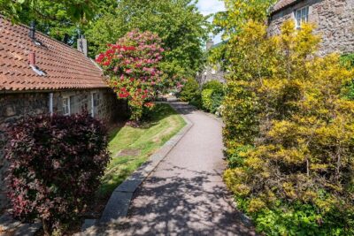 Aberdeen Historical Walking Tour - Old Aberdeen: Powis Gates, the Mercat Cross area, and the secret graveyard
