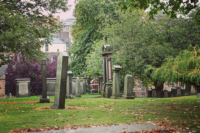 Dark History and Ghost Tour of Edinburgh - Advocate’s Close to Victoria Street: From Choked-In Fear to Wizard-Echoes