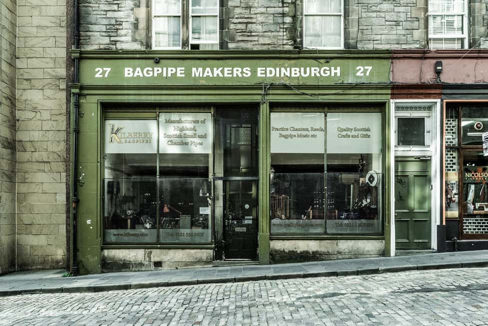 Edimbourg : Visite guidée privée en français avec Clémentine - Grassmarket and Greyfriars Kirkyard: atmosphere, not just monuments