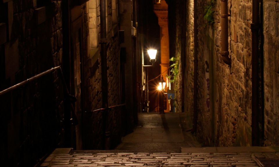 Edinburgh: 2-Hour Ghost Tour in Spanish - The First Half: Old Town Closes and Dark Stories