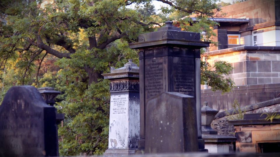 Edinburgh: 2-Hour Ghost Tour in Spanish - Calton Hill View Time (Night Sky Beats)