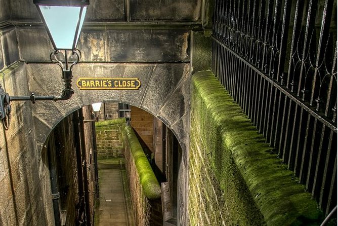 Edinburgh 2 Hour Nighttime Ghost Tour Italian Tour Guide - Start at 190 High St, Then Walk Into the Old Town