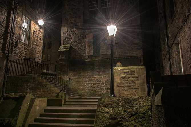 Edinburgh 2 Hour Nighttime Ghost Tour Italian Tour Guide - Greyfriars Cemetery and the Paranormal Reputation
