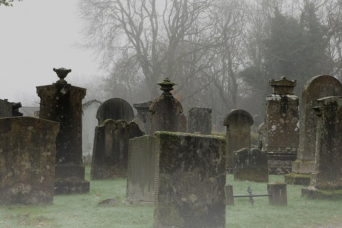 Edinburgh 2 Hour Nighttime Ghost Tour Italian Tour Guide - The Old Town Close Lanes: Ghosts, Murders, and Witch-Hunt Tales