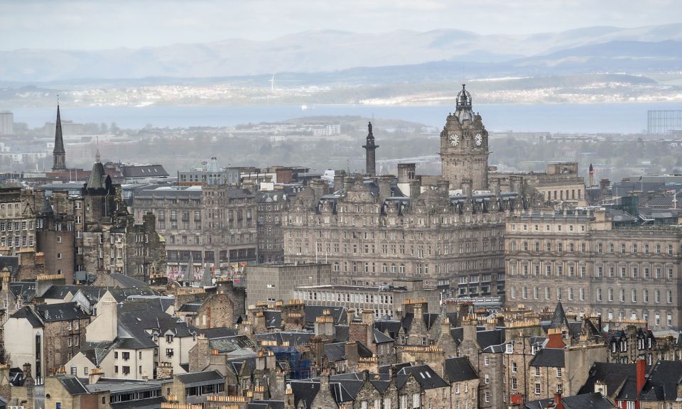 Edinburgh: 3-Hour Historical Walking Tour in Spanish - What to Pack and How to Dress for Rainy, Uneven Streets