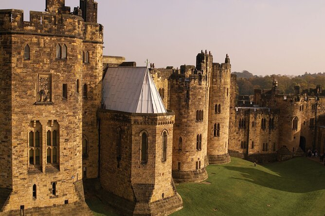 Edinburgh: Alnwick Castle & The Borders Hogwarts Filming Location - Alnwick Castle: the Hogwarts filming location moment