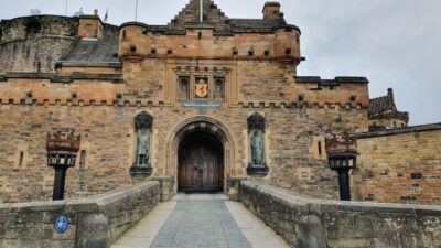 Edinburgh Castle: 120-Minute In-Depth Tour with Expert Guide - Meeting at the High Court near David Hume statue
