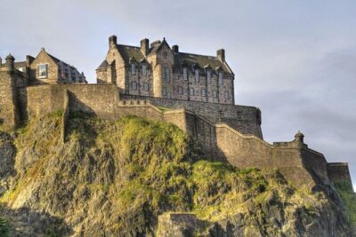 Edinburgh Castle Guided Walking Tour in English - Getting your bearings: the Royal Mile start at 192 High Street