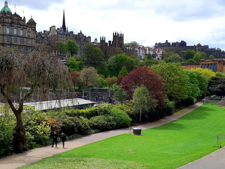 Edinburgh: City Highlights Private Guided Walking Tour - Who the guide can be, and why it shows in the reviews