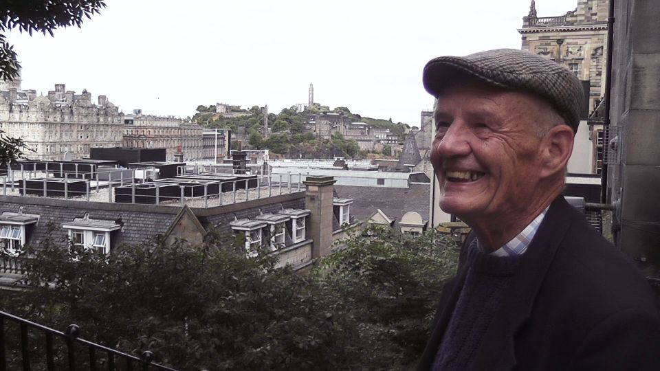 Edinburgh: City Highlights Private Guided Walking Tour - Crossing into the New Town: Princes Street and the gardens break the pace