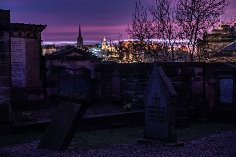 Edinburgh: Dark Secrets of the Old Town Halloween Tour - Finding the Tour at Advocates Close (and What to Look For)