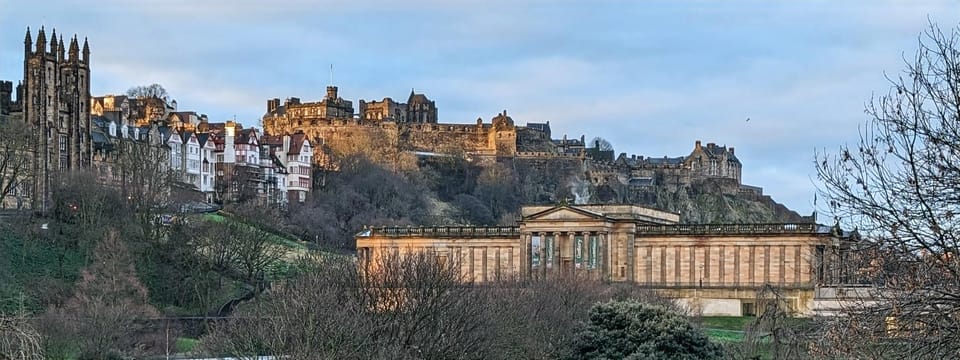 Edinburgh Express: Small-Group Walking Tour in French - Key highlights worth picking up