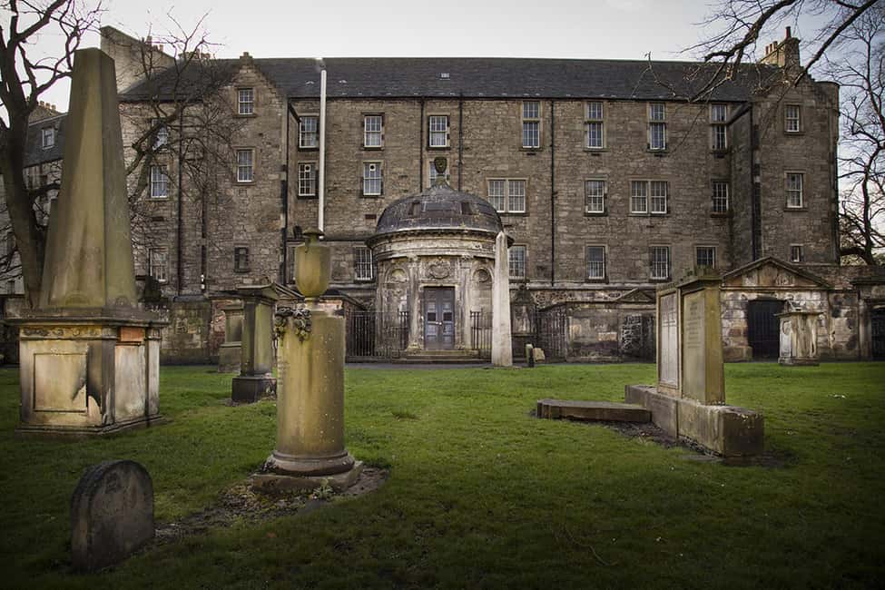 Edinburgh: Full-Day Walking Tour with Edinburgh Castle - Greyfriars Bobby, Greyfriars Kirkyard, and Grassmarket