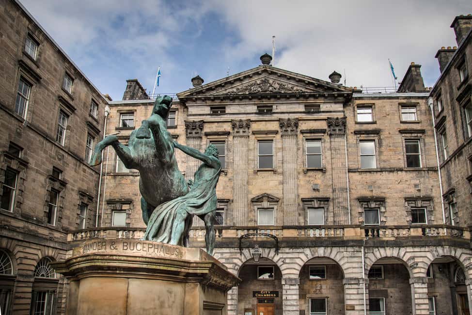 Edinburgh: Full-Day Walking Tour with Edinburgh Castle - The Scottish National Gallery of Modern Art: Art that connects to Scotland
