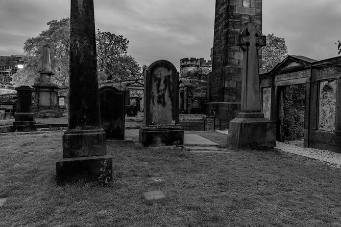 Edinburgh Ghost Tour: Mysteries, Legends and Murders - Where the night walk starts: High Street to the Royal Mile finish