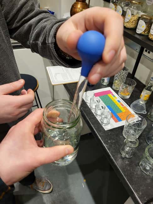 Edinburgh: Gin Distillation Workshop with Gin Tasting - Arrival drinks: your welcome G&T and a quick setup