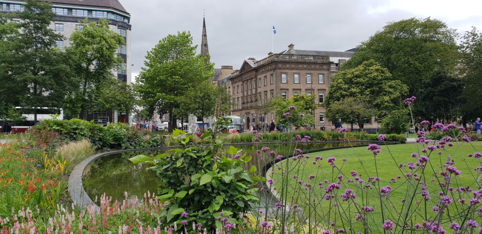 Edinburgh: Guided Tour in French - Old Town proches: narrow streets that teach you the city’s logic