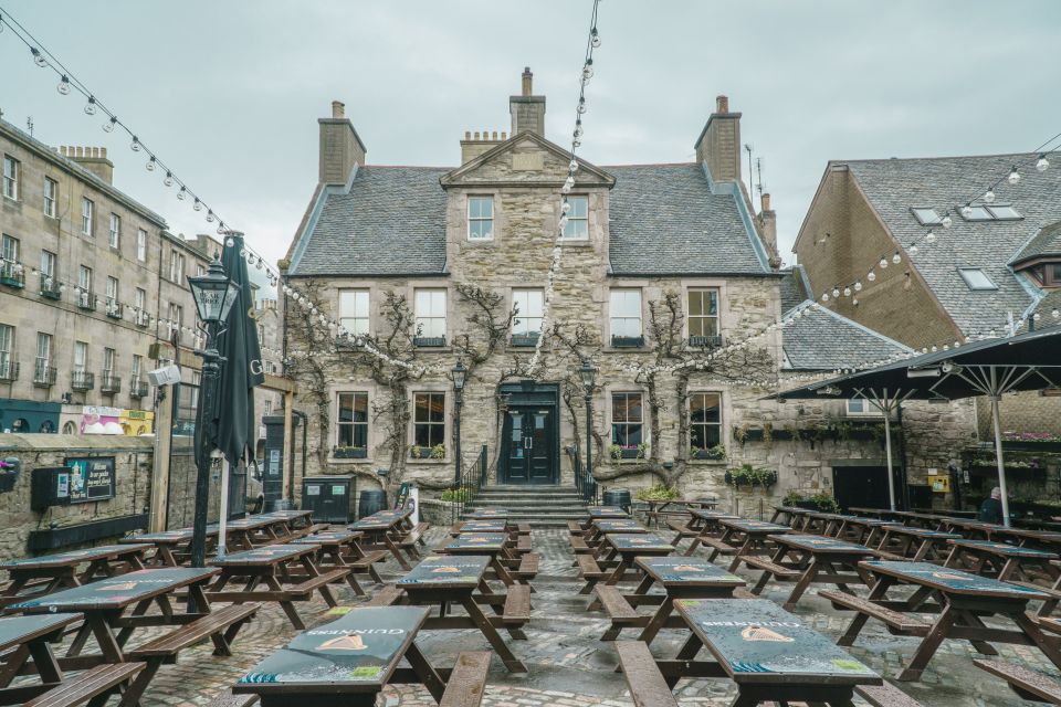 Edinburgh: Guided Whisky Tasting & Walking Tour - How the tastings are structured (and what you should pay attention to)