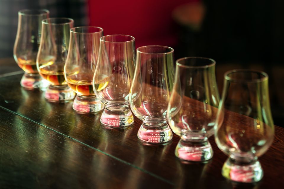 Edinburgh: Guided Whisky Tasting & Walking Tour - Learning whisky history while you watch Edinburgh’s buildings change