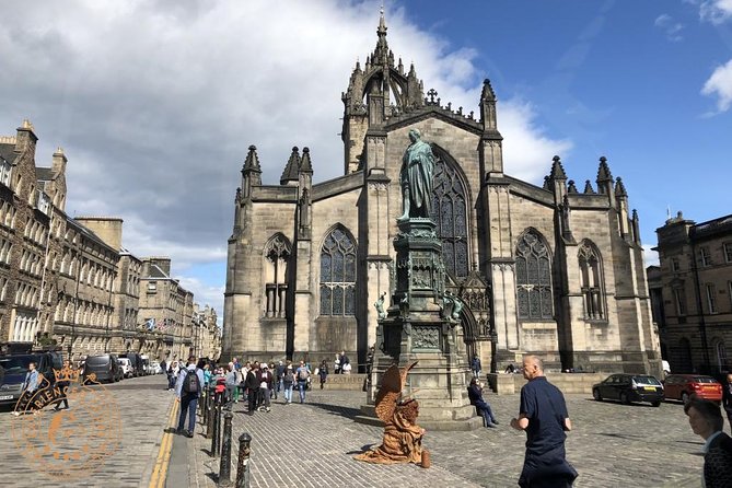 Edinburgh Half Day Guided Private Tour in a Premium Minivan - The Royal Mile and its Closes: the spine of the old city