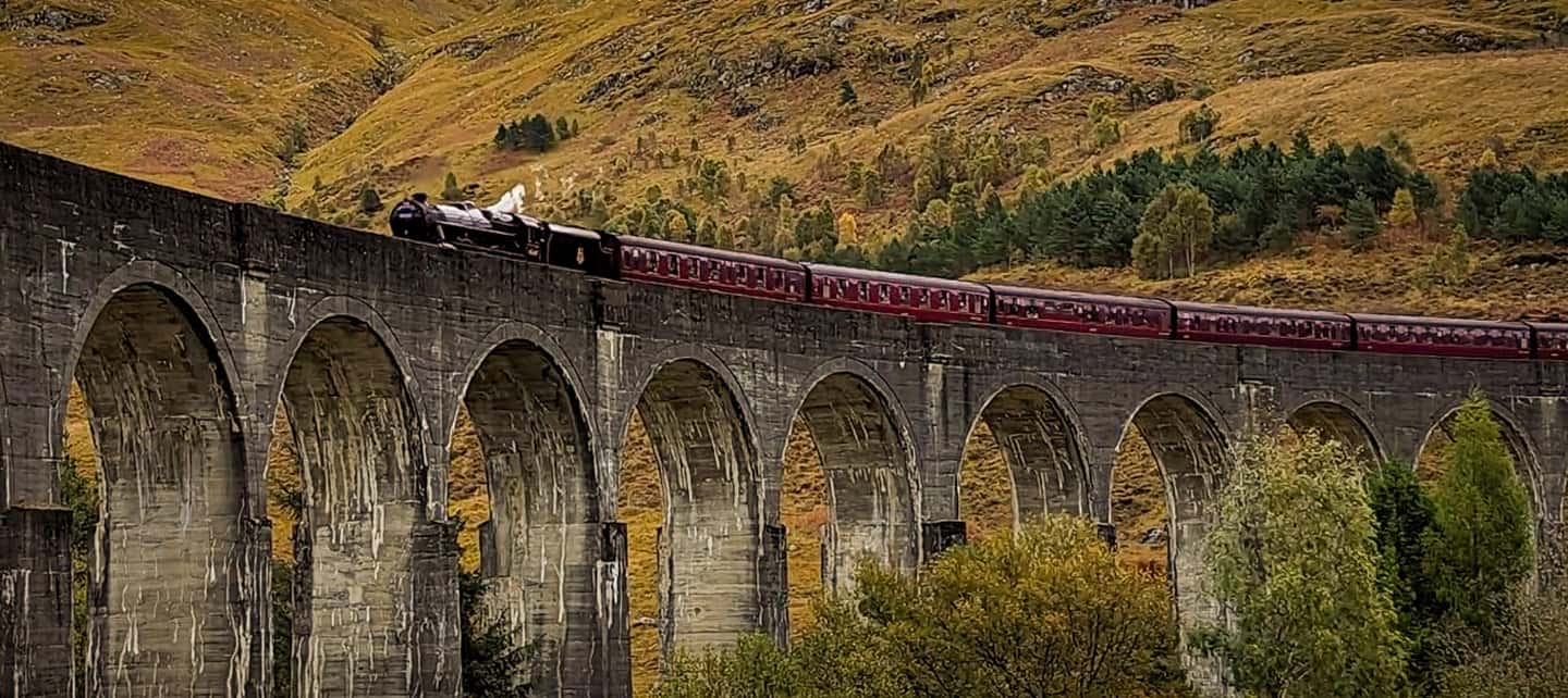 Edinburgh: Harry Potter, Glenfinnan Viaduct & Highland Tour - Luss on Loch Lomond: the calm warm-up