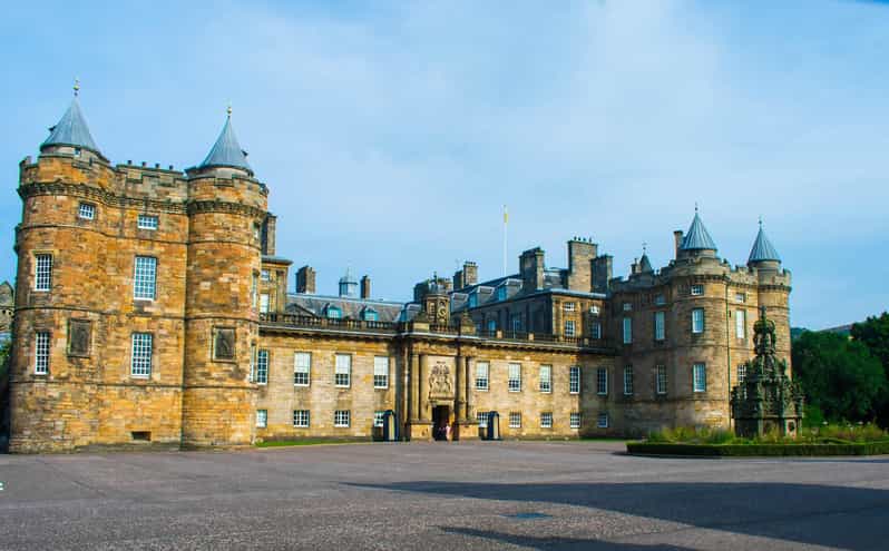 Edinburgh: Harry Potter Tour & Palace of Holyrood Entry - Old Town streets and Greyfriars Kirkyard: Tom Riddle’s Grave comes into focus