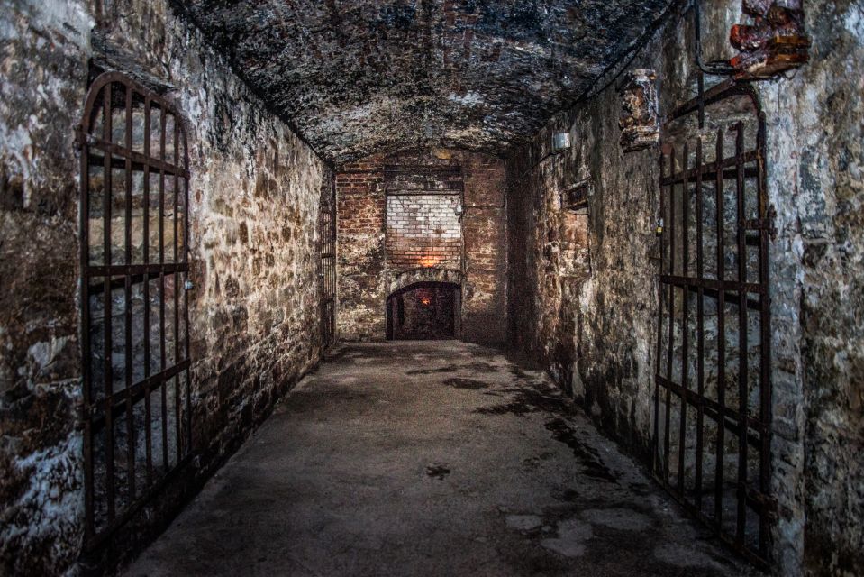 Edinburgh: Haunted Underground Vaults and Graveyard Tour - From the street to the underground: stepping into Edinburgh Vaults