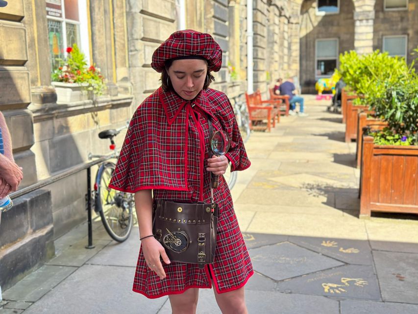 Edinburgh: Historical Gems Tour & A Taste of Scottish Fudge - Duration and pacing: a short walk that still feels like a guided experience