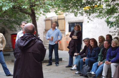 Edinburgh Literary Pub Tour with "Real-Actors" - Starting at Grassmarket and walking the wynds the right way