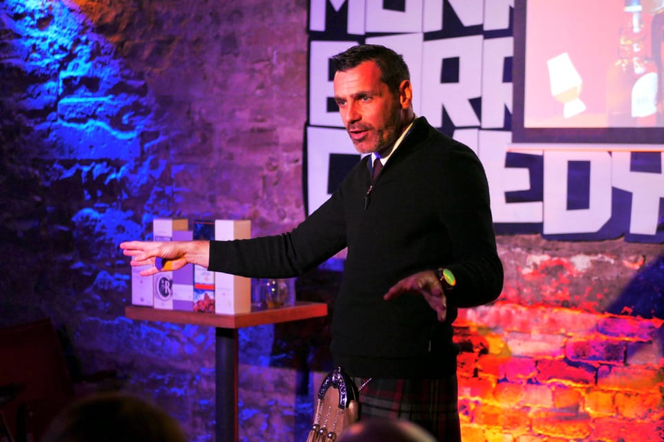 Edinburgh: Mountebank Comedy Whisky Tasting - The Waverley Bar Is a Perfect Stage for Whisky Stories