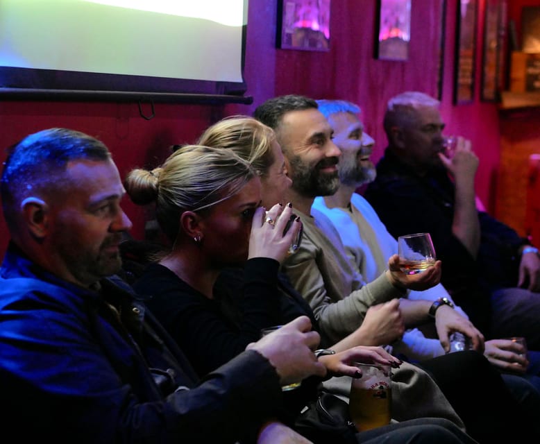 Edinburgh: Mountebank Comedy Whisky Tasting - The 1.5-Hour Flow: Taste, Laugh, Then Understand What You’re Drinking