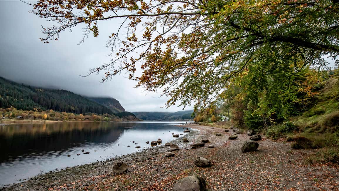 Edinburgh: Oban, Kilchurn Castle & Inveraray Tour in Spanish - First Stop: Loch Lomond and Luss’ Conservation Village