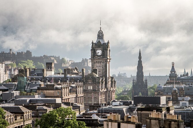 Edinburgh: Old Town's Highlights Walking Tour - Stop 1: Royal Mile at 130 High Street and the street-life layer