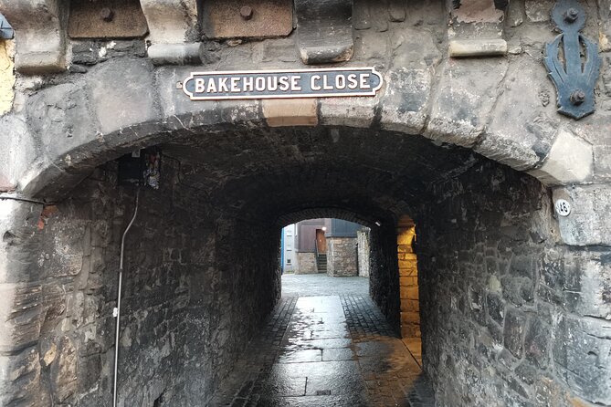 Edinburgh Outlander Self-Guided Private Tour - Mercat Cross, Tweeddale Court, and Calton Hill’s faerie angle