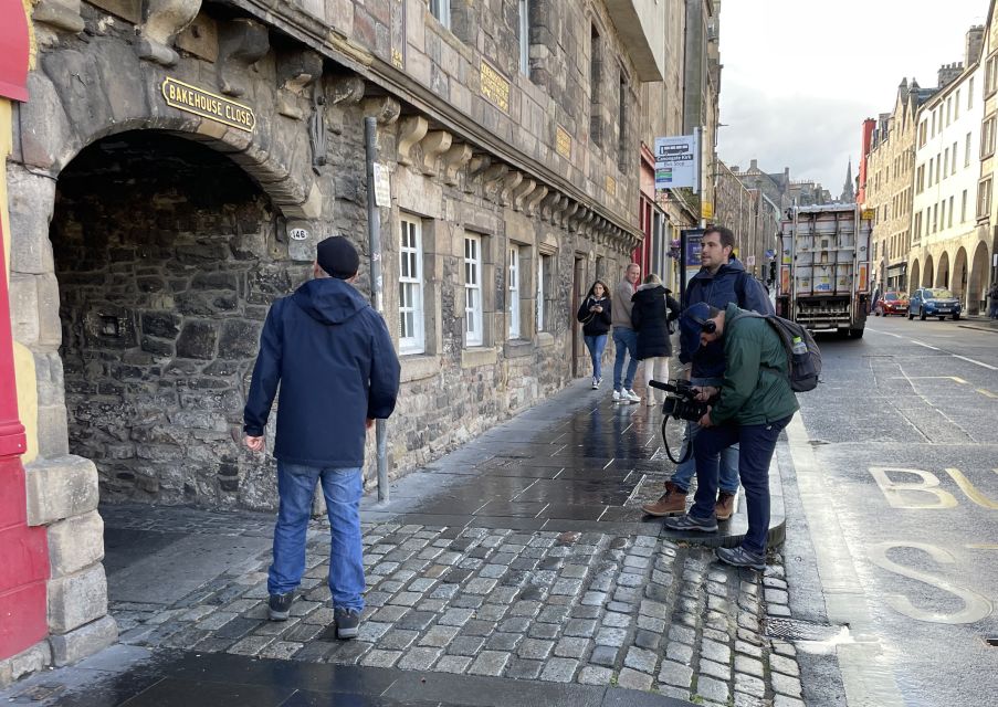 Edinburgh: Outlander Series and Jacobites Walking Tour - Getting started at Advocates Close (and yes, find the black umbrella)