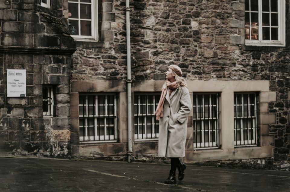 Edinburgh: Photo Shoot with a Private Vacation Photographer - Why a private Edinburgh photographer beats the selfie plan