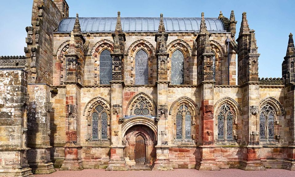 Edinburgh: Rosslyn Chapel and Hadrian's Wall Tour in Spanish - Rosslyn Chapel and Roslin Castle ruins: the Gothic mystery stop
