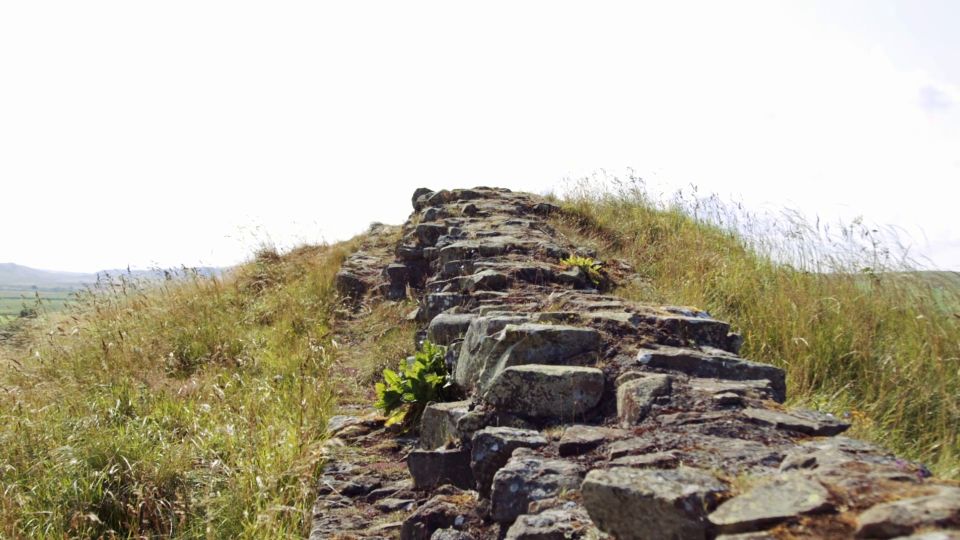 Edinburgh: Rosslyn Chapel and Hadrian's Wall Tour in Spanish - Vindolanda Roman camp and museum: where the site becomes understandable