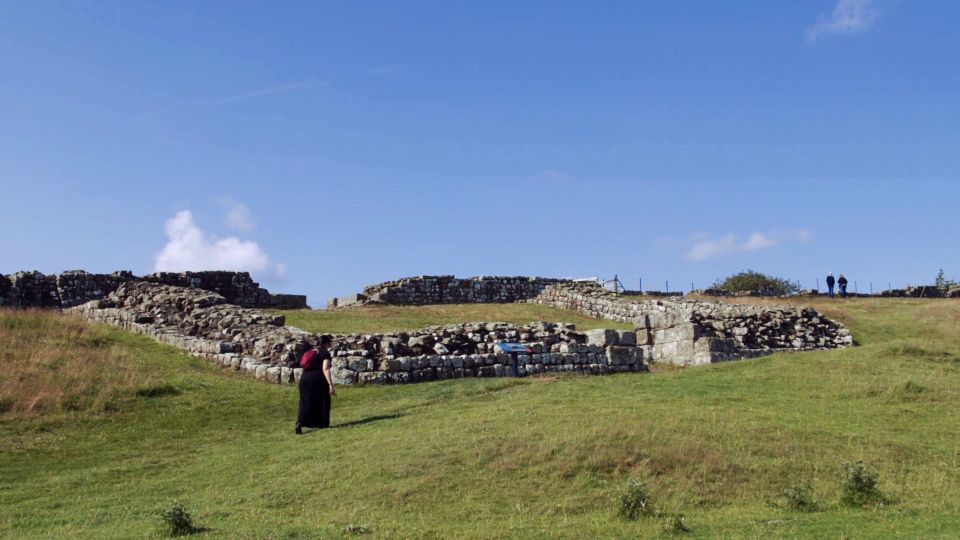 Edinburgh: Rosslyn Chapel and Hadrian's Wall Tour in Spanish - Meeting at 190 High Street, then rolling toward Roslin