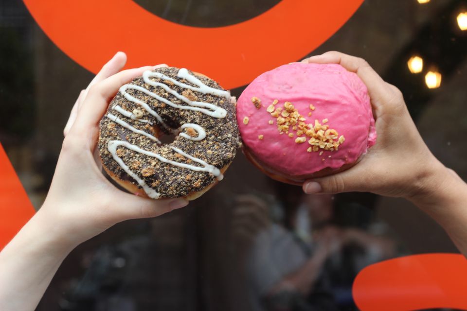 Edinburgh: Royal Mile Donut Tour with Donut Tastings - Stop one at the original Kilted Donut style shop: what to look for