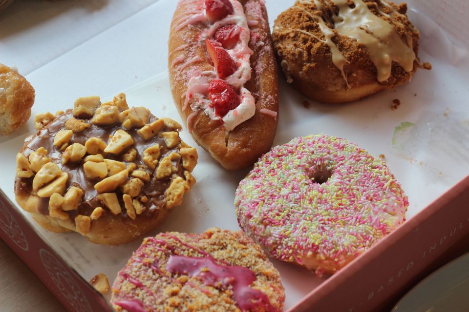 Edinburgh: Royal Mile Donut Tour with Donut Tastings - A family-owned bakery stop for classic Scottish pastry lovers
