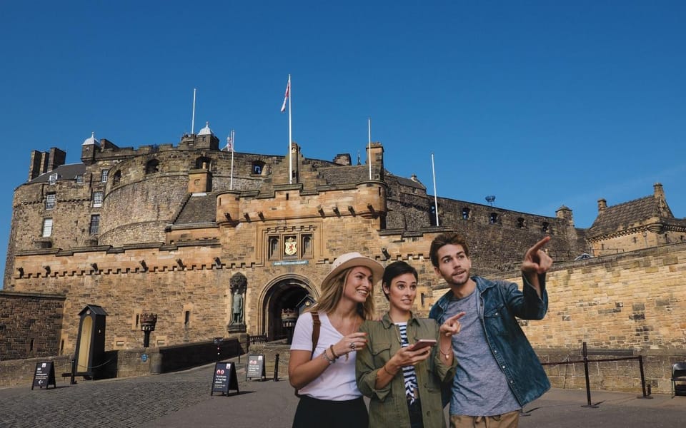 Edinburgh: Royal Mile Walking Tour & Exploration Game - Into the closes: where the puzzles meet the real Old Town