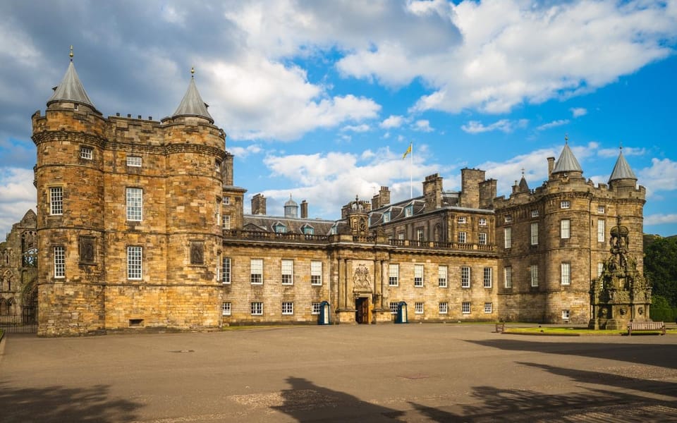 Edinburgh: Royal Mile Walking Tour & Exploration Game - Story moments on the Royal Mile: ghosts, secret gardens, and pop culture