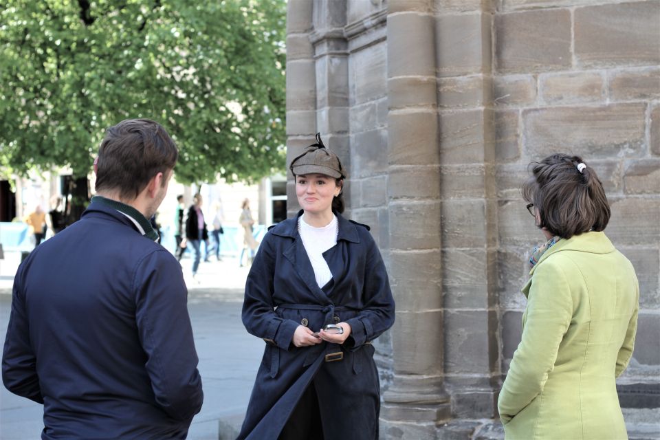 Edinburgh: Sherlock Holmes Private Walking Tour - Getting Oriented at the Green Police Station and Unicorn Pillars
