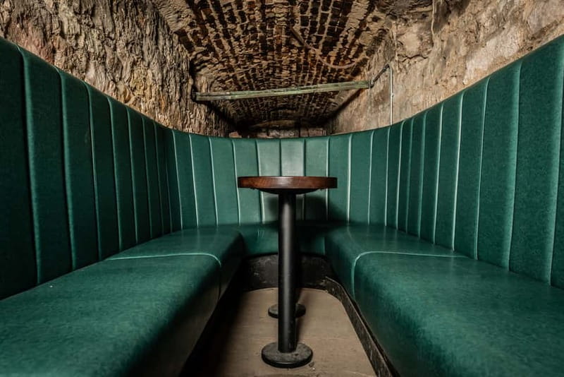 Edinburgh: The Lost Close Underground Scotch Whiskey Tasting - Stop 1 at CoDE Pod – THE CoURT: start relaxed, not rushed
