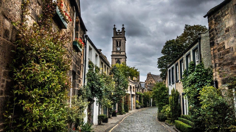 Edinburgh Walking Tour with a Local - Royalty, writers, and everyday life—how the guide connects it