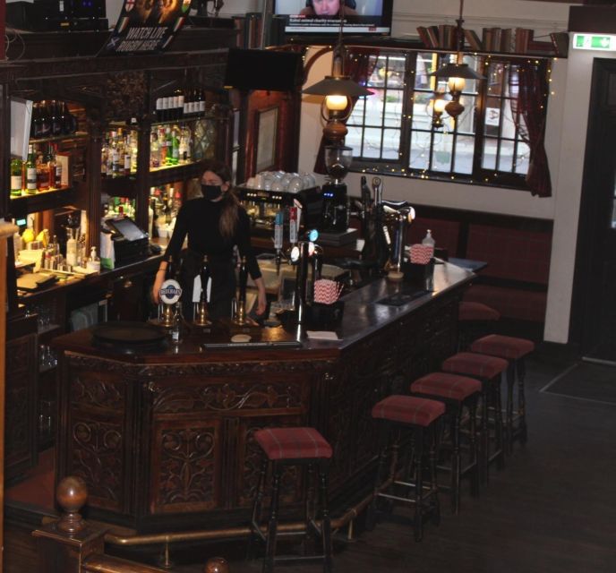 Edinburgh: Whisky Tasting in one of the oldest pubs - Royal Mile logistics: easy to plug into your day