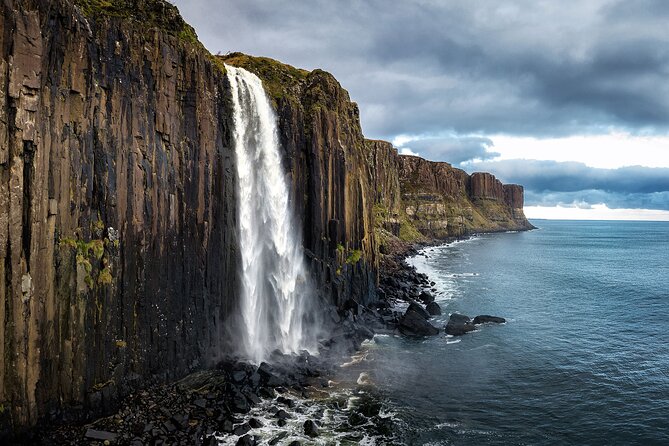 Edinburgh:5-Day Isle of Skye, Inverness & Loch Ness Tour w/Hostel - Kelpies, Glencoe, and Oban: day one sets the tone