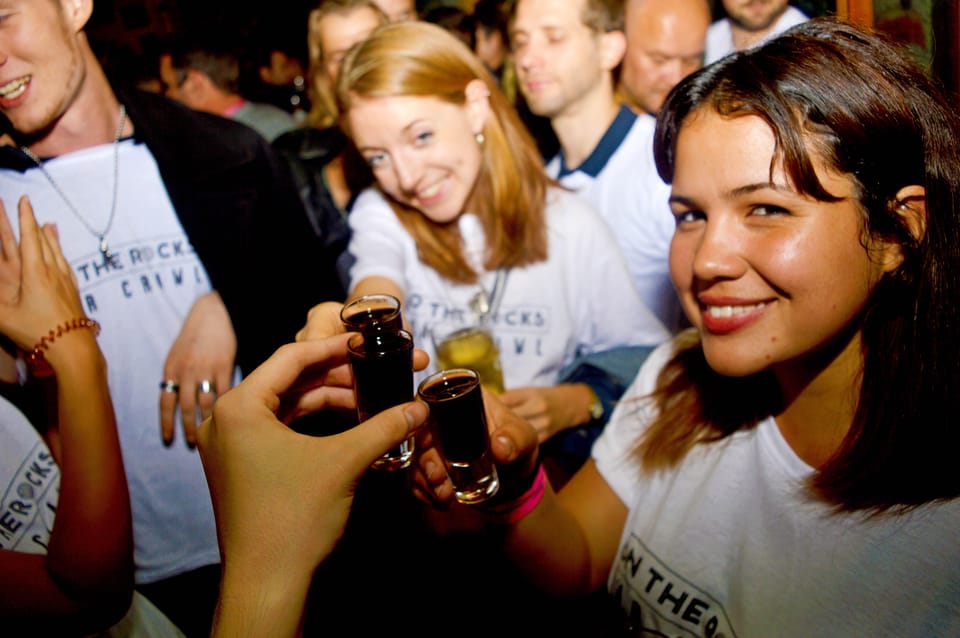 Edinburgh's Best Bar Crawl: Free Shots, Discounts, Photos - Meeting at Pilgrim Bar: how to not miss your guide